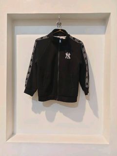 (Category: ) located in . Submitted by clprelovedclothing (Listing ID 1460665095, Image 1). Description: .