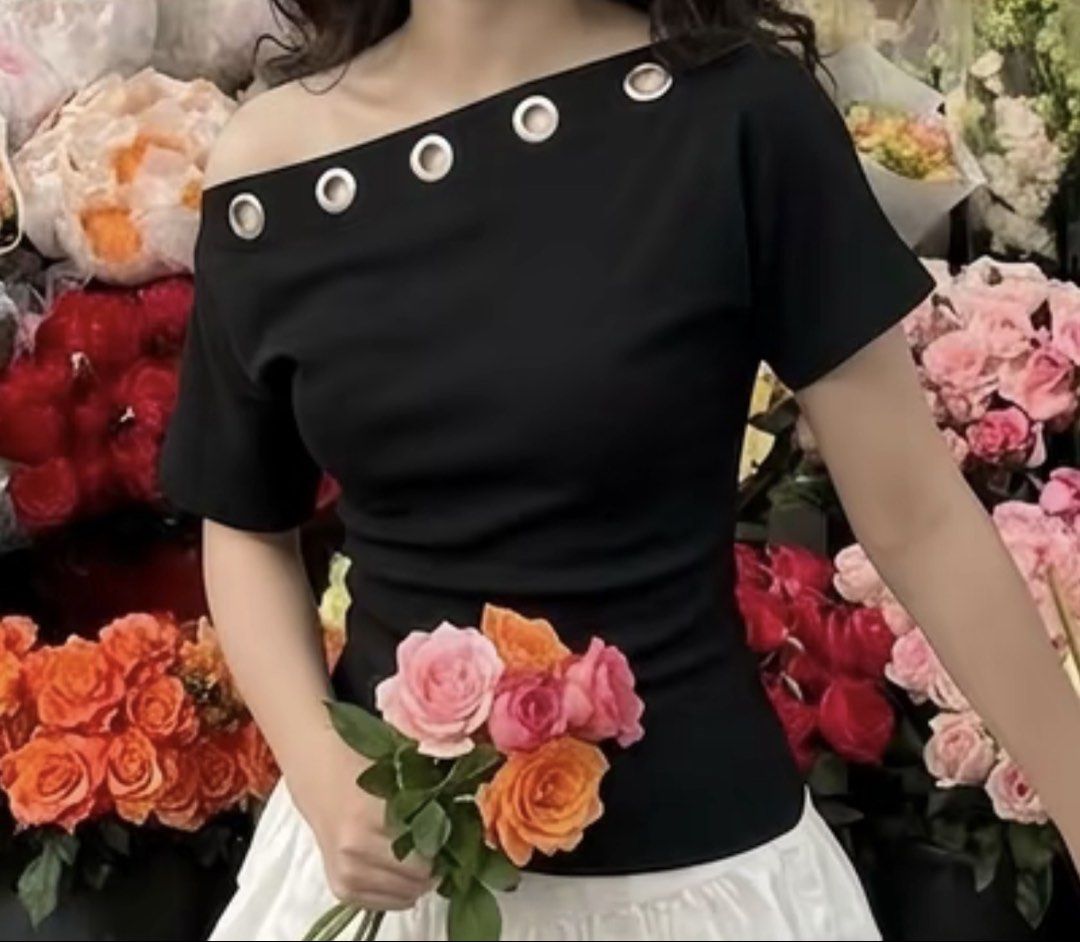 Black off shoulder top (curtain style) (Category: Others Tops) located in Guagua. Submitted by aewinterlemon (Listing ID 1460704443, Image 1). Description: Not used Rfs: doesn’t fit me more for petite Size in cm: bust: 37-42 | waist: 33-36.