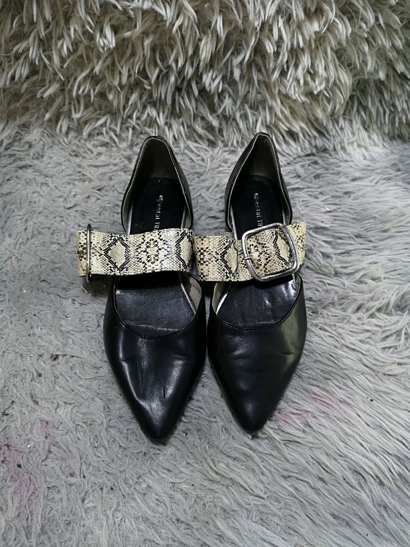 Black Pointed Toe With Wide Snake Print Strap Flat Shoes (Category: Flats & Sandals) located in Santa Cruz. Submitted by jmy_surplus.2 (Listing ID 1460564522, Image 1). Description: Size ; 24cm Color ; Black Type ; Flats Brand ; No brand Material ; Leather Style ; Black Pointed Toe Flat Shoes LR 172 JMY 1 Batch #219.