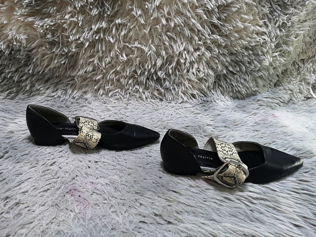 Black Pointed Toe With Wide Snake Print Strap Flat Shoes (Category: Flats & Sandals) located in Santa Cruz. Submitted by jmy_surplus.2 (Listing ID 1460564522, Image 2). Description: Size ; 24cm Color ; Black Type ; Flats Brand ; No brand Material ; Leather Style ; Black Pointed Toe Flat Shoes LR 172 JMY 1 Batch #219.