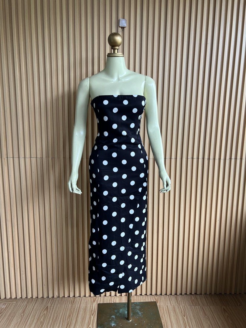 Black Polka Dot Strapless Maxi Dress (Category: Dresses) located in Lipa City. Submitted by thyra06 (Listing ID 1460650803, Image 2). Description: - Elegant black maxi dress with classic white polka dots. - Flattering strapless and fitted silhouette. - Ideal for parties, evening events, or a stylish night out. - Made from comfortable fabric for all-day wear. - Versatile piece: wear it solo or layer for different looks..