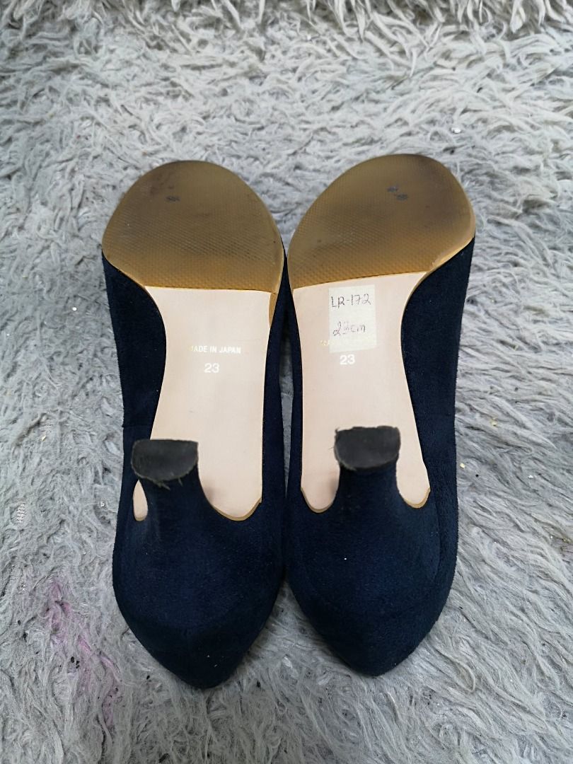 Black Round Toe Kitten Heels (Category: Heels) located in Santa Cruz. Submitted by jmy_surplus.2 (Listing ID 1460532034, Image 2). Description: Size ; 23cm Color ; Black Type ; Heels Brand ; No brand Material ; Leather Style ; Black Low Heels Shoes LR 172 JMY 5 Batch #218.