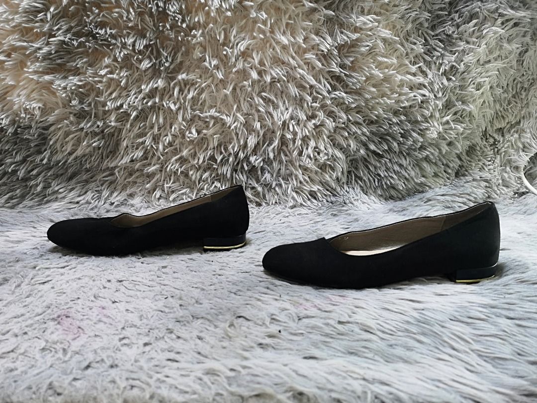 Black Rounded Toe ballet Flat Shoes (Category: Flats & Sandals) located in Santa Cruz. Submitted by jmy_surplus.2 (Listing ID 1460569845, Image 2). Description: Size ; 23cm Color ; Black Type ; Flats Brand ; No brand Material ; Leather Style ; Black Suede Flat Shoes LR 172 JMY 1 Batch #219.