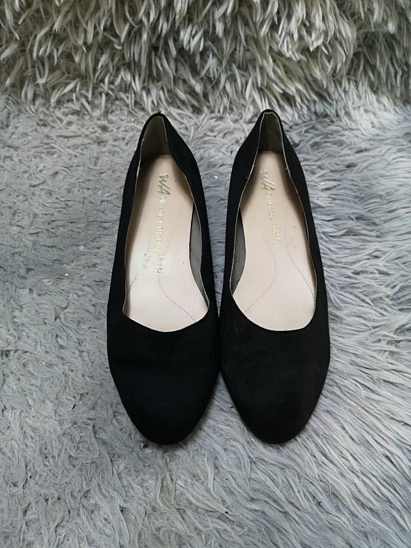 Black Rounded Toe ballet Flat Shoes (Category: Flats & Sandals) located in Santa Cruz. Submitted by jmy_surplus.2 (Listing ID 1460569845, Image 1). Description: Size ; 23cm Color ; Black Type ; Flats Brand ; No brand Material ; Leather Style ; Black Suede Flat Shoes LR 172 JMY 1 Batch #219.
