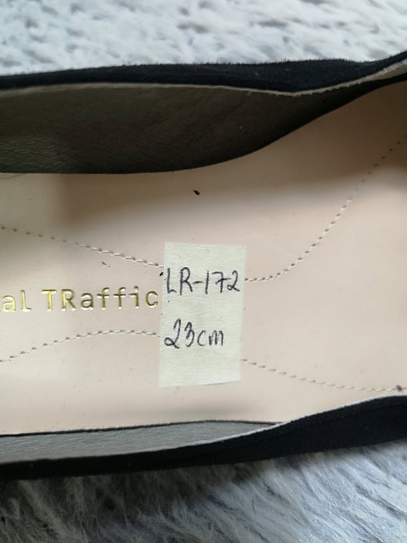 Black Rounded Toe ballet Flat Shoes (Category: Flats & Sandals) located in Santa Cruz. Submitted by jmy_surplus.2 (Listing ID 1460569845, Image 3). Description: Size ; 23cm Color ; Black Type ; Flats Brand ; No brand Material ; Leather Style ; Black Suede Flat Shoes LR 172 JMY 1 Batch #219.