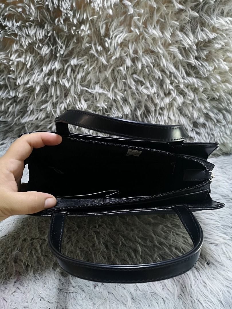 Black Structured Leather Hand Bag Rounded Top Handle (Category: Purses & Pouches) located in Santa Cruz. Submitted by jmy_surplus.2 (Listing ID 1460578189, Image 3). Description: Size ; L - 10.4 W - 7.3 Color ; Black Type ; Hand bag Brand ; No brand Material ; Leather Style ; Black leather hand bag LR 167 JMY 1 Batch #219.