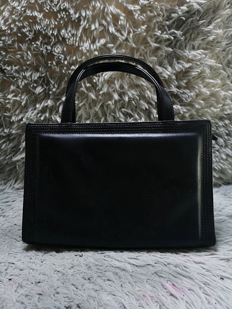 Black Structured Leather Hand Bag Rounded Top Handle (Category: Purses & Pouches) located in Santa Cruz. Submitted by jmy_surplus.2 (Listing ID 1460578189, Image 1). Description: Size ; L - 10.4 W - 7.3 Color ; Black Type ; Hand bag Brand ; No brand Material ; Leather Style ; Black leather hand bag LR 167 JMY 1 Batch #219.