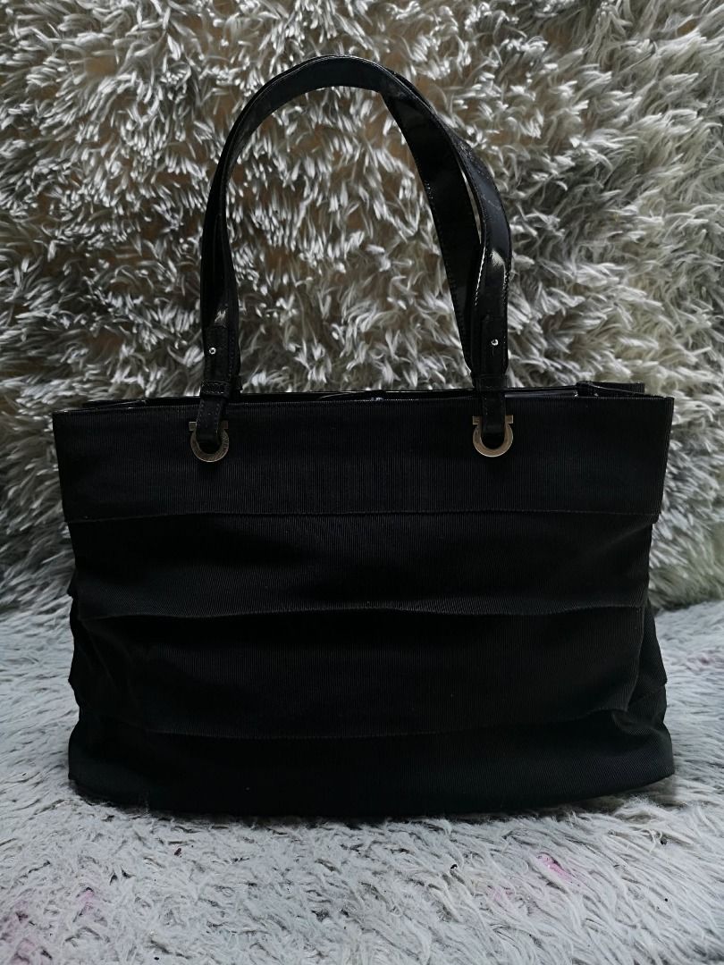 Black Tiered Nylon Magnetic Snap Hand Bag (Category: Purses & Pouches) located in Santa Cruz. Submitted by jmy_surplus.2 (Listing ID 1460580055, Image 1). Description: Size ; L - 9.5 W - 13 Color ; Black Type ; Hand bag Brand ; No brand Material ; Nylon Style ; Snap Closure hand bag LR 167 JMY 1 Batch #219.