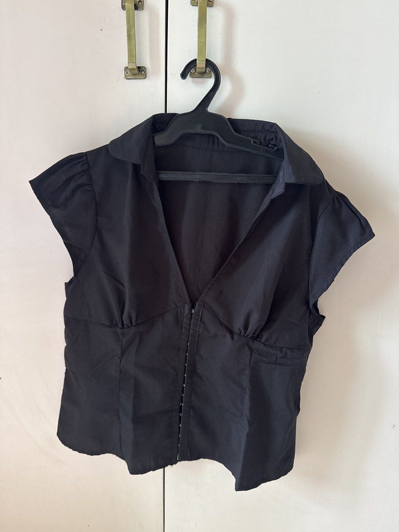 Black V-neck Hook and Eye Cap Sleeve Top (Category: Sleeveless) located in Manila. Submitted by dan_monn (Listing ID 1460509696, Image 1). Description: - Black cap sleeve top - V-neckline - Front hook and eye closures - Collared neckline - Fitted silhouette - Perfect for dressing up or down.