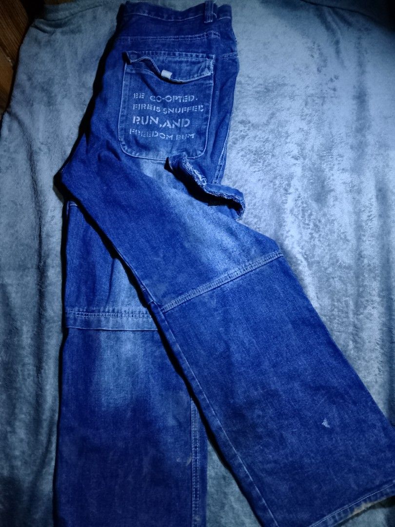 Blue Denim Jeans with Graphic Print (Category: Jeans) located in La Trinidad. Submitted by stale_cltv (Listing ID 1460661360, Image 1). Description: - Loose fit, baggy style blue denim jeans - Features a graphic print on the back pocket - Multiple pockets for convenience - Ideal for casual wear.