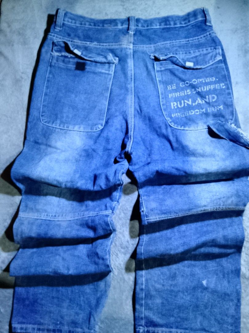Blue Denim Jeans with Graphic Print (Category: Jeans) located in La Trinidad. Submitted by stale_cltv (Listing ID 1460661360, Image 2). Description: - Loose fit, baggy style blue denim jeans - Features a graphic print on the back pocket - Multiple pockets for convenience - Ideal for casual wear.