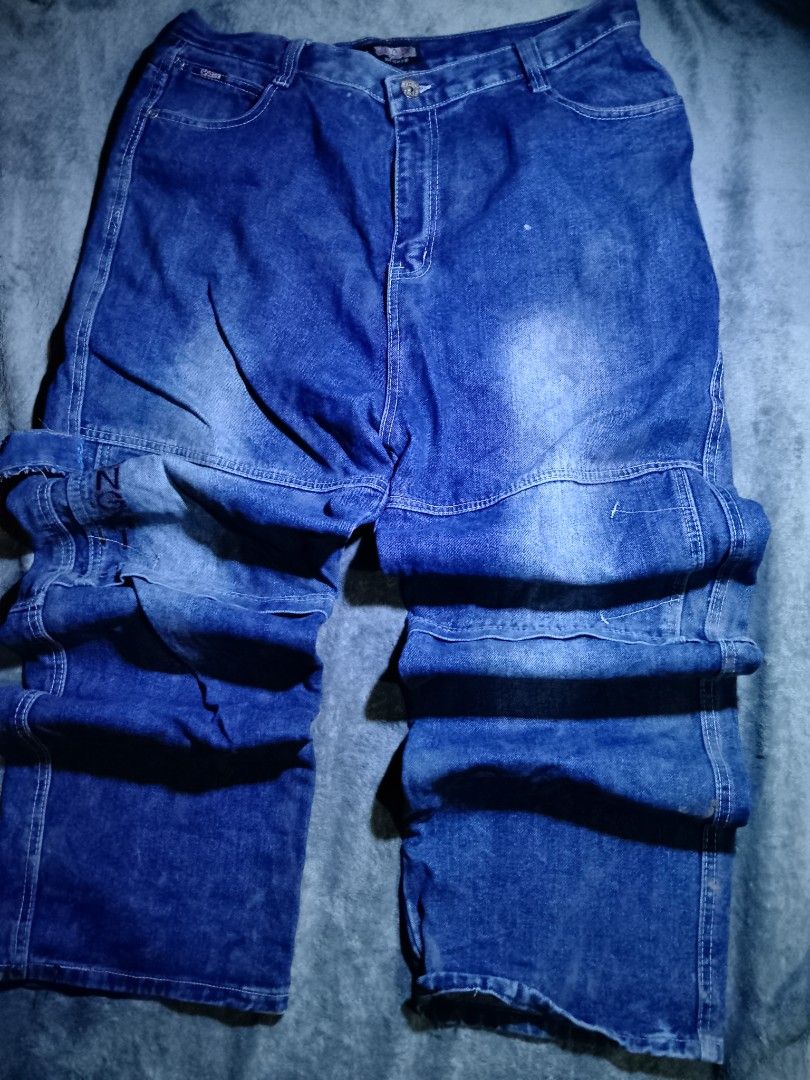Blue Denim Jeans with Graphic Print (Category: Jeans) located in La Trinidad. Submitted by stale_cltv (Listing ID 1460661360, Image 3). Description: - Loose fit, baggy style blue denim jeans - Features a graphic print on the back pocket - Multiple pockets for convenience - Ideal for casual wear.