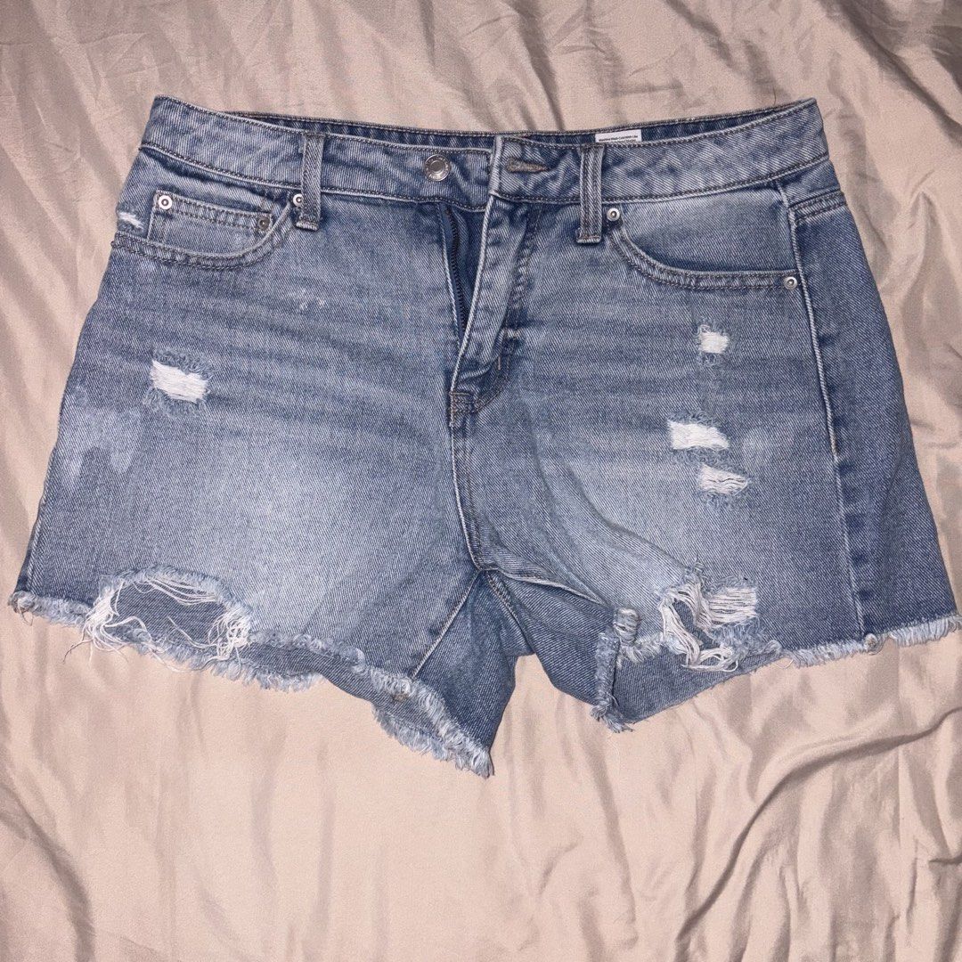Blue Distressed Denim Shorts (Category: Shorts) located in Cavite. Submitted by yminhq (Listing ID 1460638596, Image 1). Description: - Light wash denim shorts - Size: W- 28-29in.