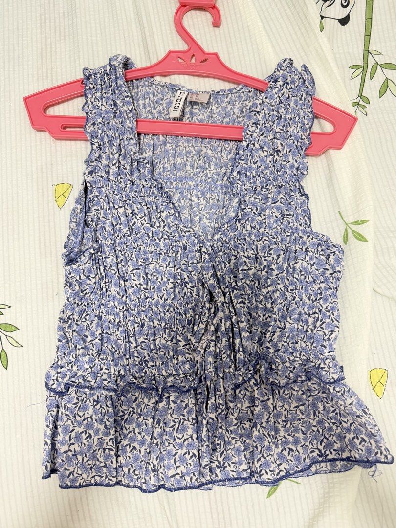 blue vest top hnm (Category: Sleeveless) located in Manila. Submitted by shopwden (Listing ID 1460603385, Image 1). Description: .