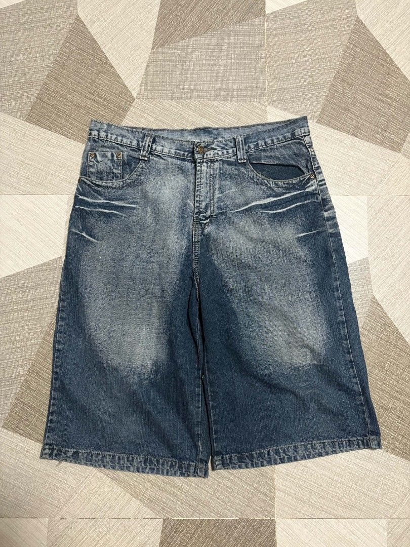 Blue Wash Denim Shorts (Category: Shorts) located in Jaen. Submitted by zgoodstuff (Listing ID 1460645616, Image 1). Description: Dark Blue Below the knee jorts .