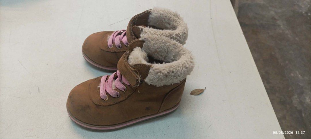 Boots and sneakers for your Kids (Category: Other Babies Going Out Needs) located in Manila. Submitted by crisha14344 (Listing ID 1460632621, Image 2). Description: Cat and Jack size 7 Made in Cambodia Place Brand size 7 Made in China Na-stock lang po yan Maayos pa po yan sobra! For 2 to 3 years of age 500 na po sa dalawa..