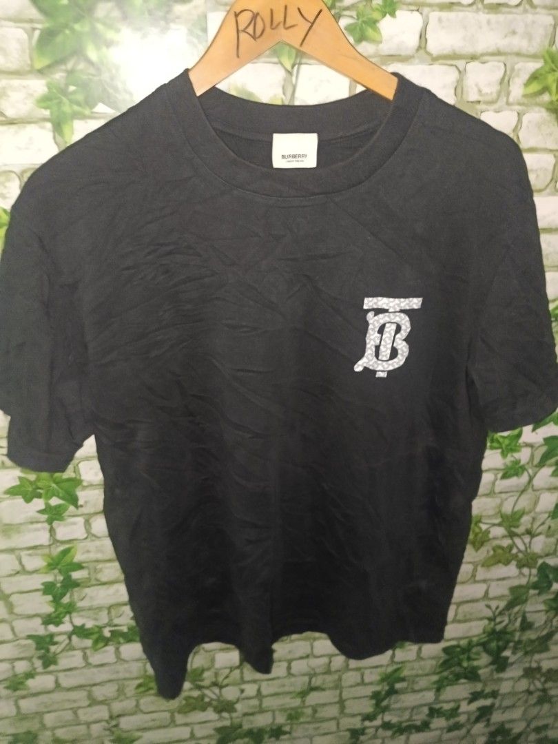 BOSS Plaid Short Sleeve Button Up Shirt (Category: Tshirts & Polo Shirts ) located in Carcar. Submitted by rolandobac92675 (Listing ID 1460707992, Image 2). Description: BOSS short sleeve shirt. Classic plaid pattern in red, blue, and black. Button-up front. Collared neckline. Great for casual wear..