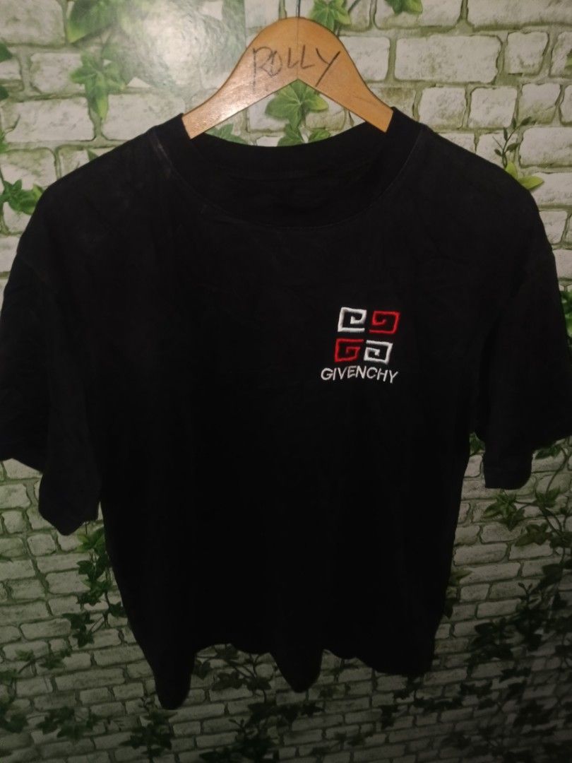 BOSS Plaid Short Sleeve Button Up Shirt (Category: Tshirts & Polo Shirts ) located in Carcar. Submitted by rolandobac92675 (Listing ID 1460707992, Image 3). Description: BOSS short sleeve shirt. Classic plaid pattern in red, blue, and black. Button-up front. Collared neckline. Great for casual wear..