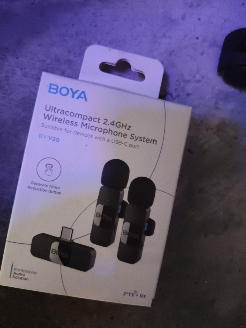 Boya Wireless Microphone system (Category: Portable Audio Accessories) located in Singapore. Submitted by blackangel10 (Listing ID 1460524708, Image 1). Description: new and never use. can nego.