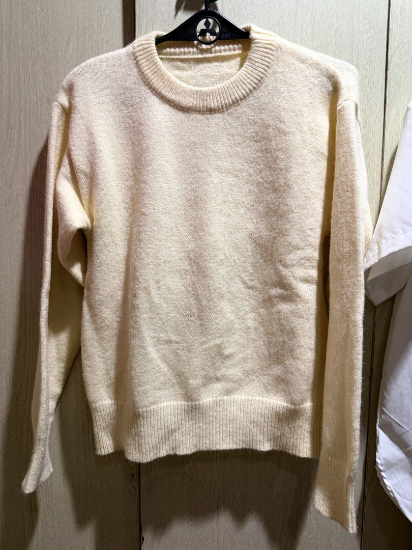 Brand New Yellow Sweater (Category: Longsleeves) located in Quezon City. Submitted by crisha12 (Listing ID 1460585561, Image 1). Description: .