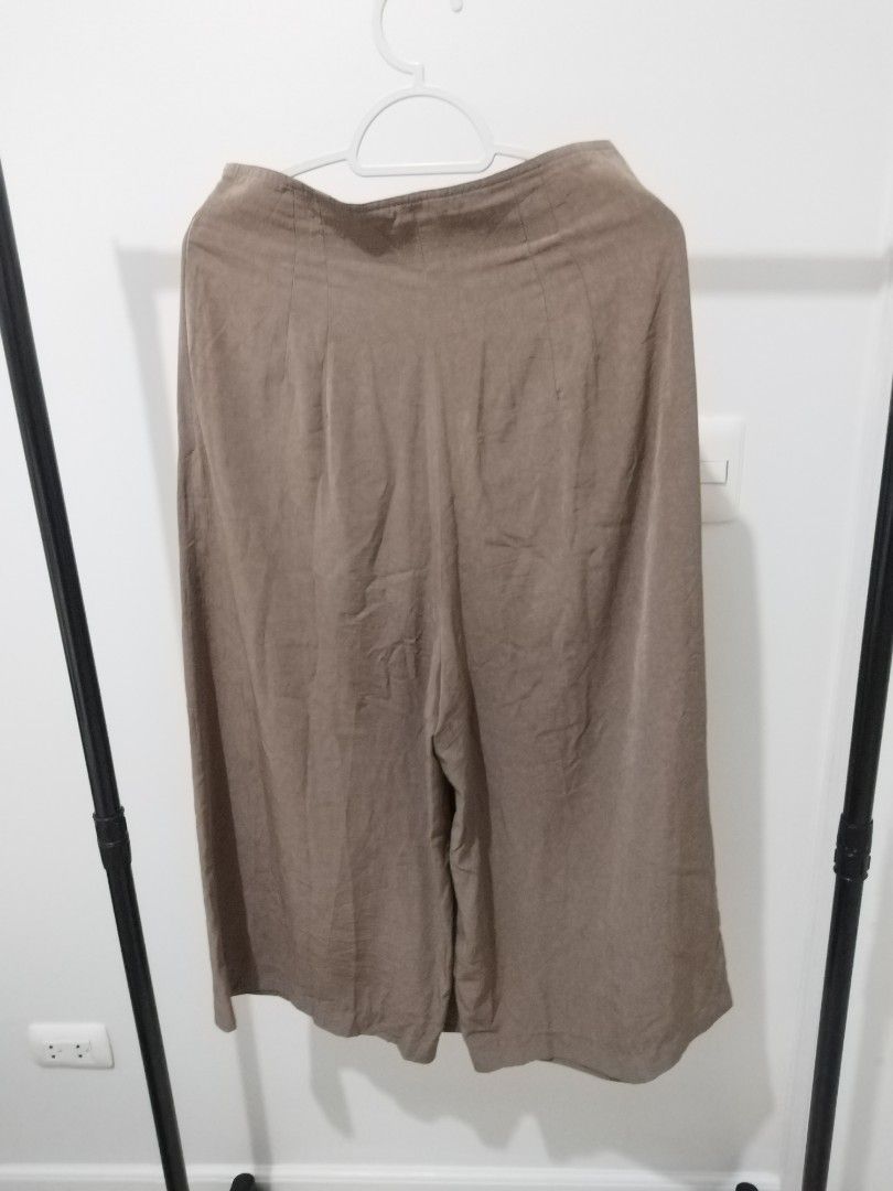 Brown Culottes/Skirt with Button Detail (Category: Other Bottoms) located in Manila. Submitted by nezzzra (Listing ID 1460698349, Image 2). Description: - Stylish brown culottes - Unique side button closure - Trendy wide leg design - Versatile for casual to semi-formal occasions - Easy to mix and match with various tops.