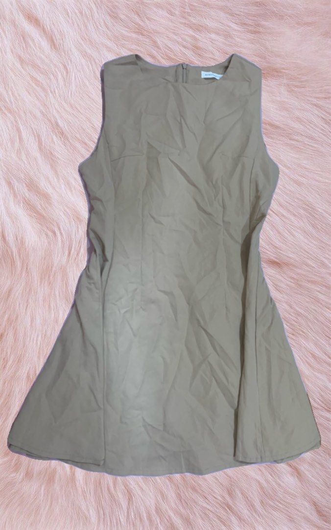 Brown Dress (Category: Dresses) located in Caloocan City. Submitted by heaven.ly (Listing ID 1460556064, Image 1). Description: Brand: Grace&Chili Color: Brown (color may vary due to lighting) Size: Medium 🏷️ Price: 165 Good as new (need lang i plantsa) Nakatambak lang so need labhan bago gamitin<3.