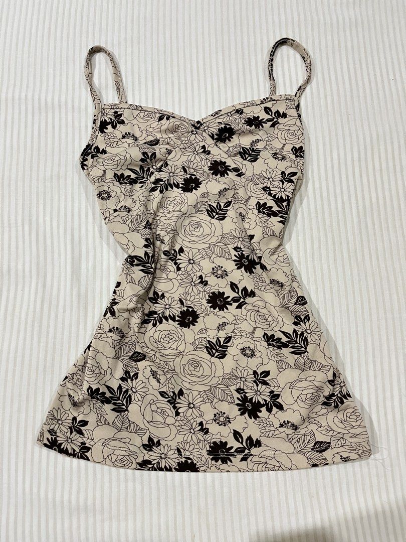 Brown Floral Top (Category: Sleeveless) located in San Fernando. Submitted by ceaxxx (Listing ID 1460704595, Image 1). Description: .