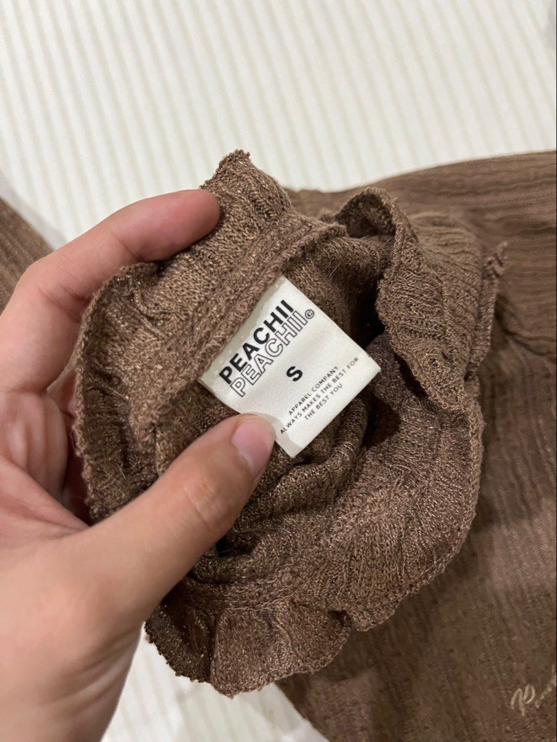 Brown Long sleeves off shoulder top (Category: Longsleeves) located in San Fernando. Submitted by ceaxxx (Listing ID 1460704801, Image 2). Description: .
