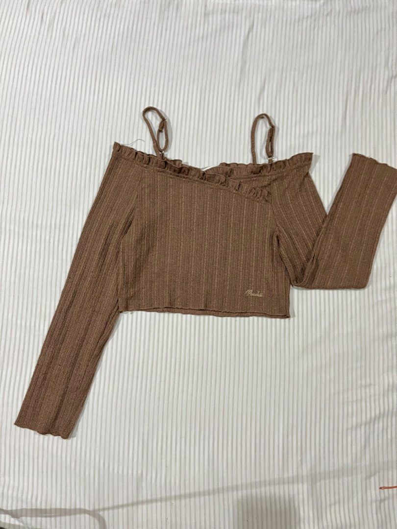 Brown Long sleeves off shoulder top (Category: Longsleeves) located in San Fernando. Submitted by ceaxxx (Listing ID 1460704801, Image 1). Description: .