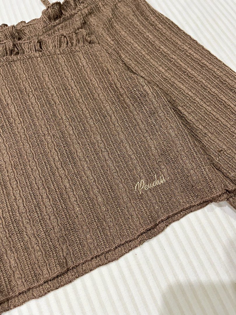 Brown Long sleeves off shoulder top (Category: Longsleeves) located in San Fernando. Submitted by ceaxxx (Listing ID 1460704801, Image 3). Description: .