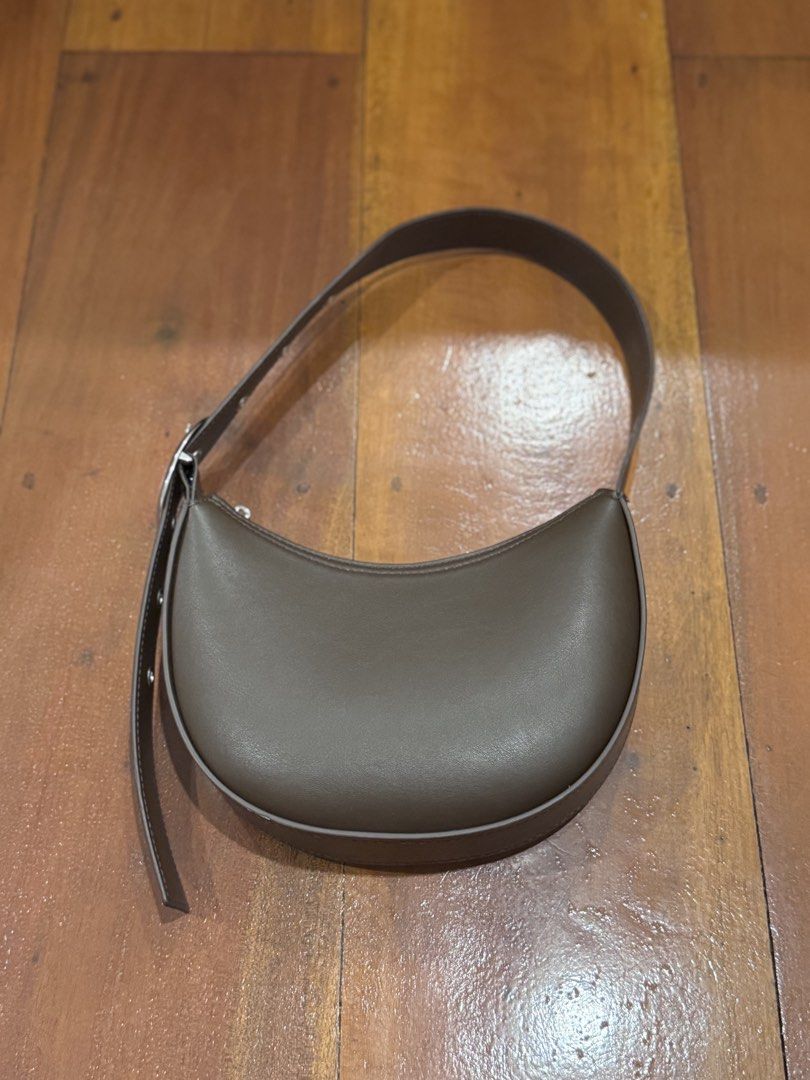 Brown shoulder bag (Category: Shoulder Bags) located in San Juan City. Submitted by lre_23 (Listing ID 1460619424, Image 1). Description: •H&M •No flaws • Silver hardware •Size small.