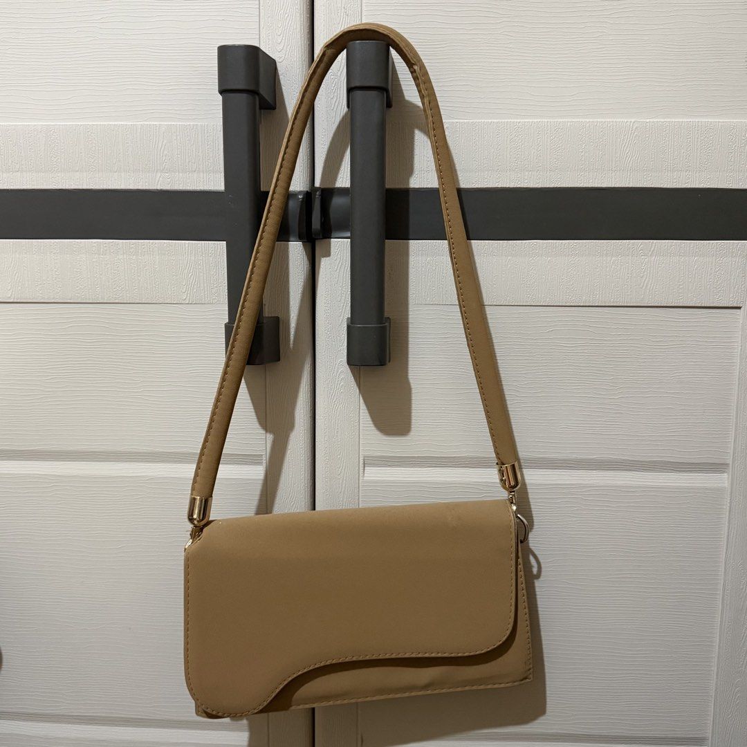 Brown Shoulder Bag (Category: Shoulder Bags) located in Manila. Submitted by ultsaida (Listing ID 1460709419, Image 1). Description: Brown shoulder bag – One compartments inside – Spacious MOD: J&T / LBC (Buyer's preference | buyer will shoulder the shipping fee) MOP: Gcash, Maribank, or BDO Loc: Bataan.