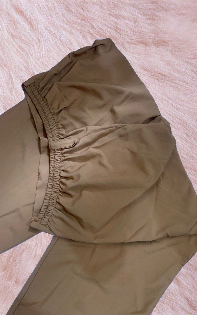 Zara Brown Trousers (Category: Other Bottoms) located in Caloocan City. Submitted by heaven.ly (Listing ID 1460551134, Image 3). Description: Brand: Zara Color: Brown (color may vary due to lighting) Size: Small/Garterized on the back 🏷️ Price: 159 Good as new Nakatambak lang so need labhan bago gamitin<3.