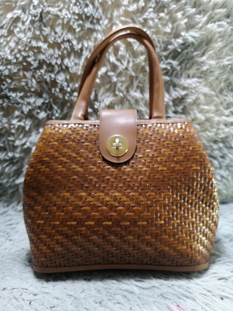 Brown Woven leather Front Flap Turn Lock Hand Bag (Category: Purses & Pouches) located in Santa Cruz. Submitted by jmy_surplus.2 (Listing ID 1460578406, Image 1). Description: Size ; L - 9 W - 13 Color ; Brown Type ; Hand bag Brand ; No brand Material ; Leather Style ; Brown Woven leather Hand Bag LR 167 JMY 1 Batch #219.