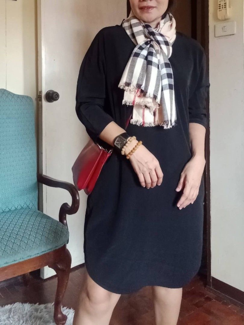 Burberry scarf (Category: Scarves) located in Angeles City. Submitted by mjshoppingretail (Listing ID 1460594193, Image 2). Description: orig Cashmere Shawl new like new.