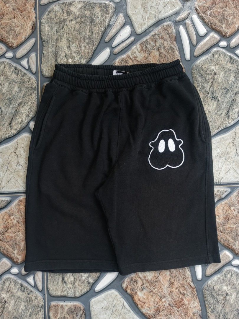 Burberry sweat short (Category: Activewear) located in Baggao. Submitted by thriftislife123 (Listing ID 1460508959, Image 2). Description: w: freesize l:22 leg open:11 issue:none off/legit pm for more details.