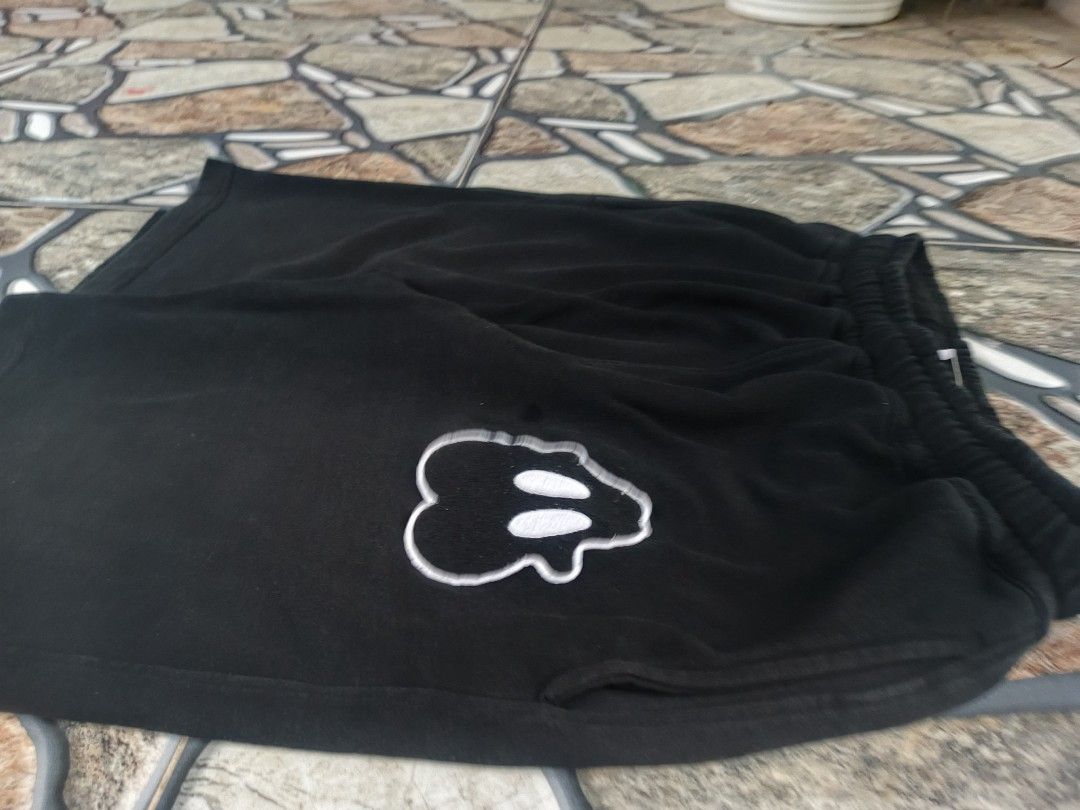 Burberry sweat short (Category: Activewear) located in Baggao. Submitted by thriftislife123 (Listing ID 1460508959, Image 3). Description: w: freesize l:22 leg open:11 issue:none off/legit pm for more details.