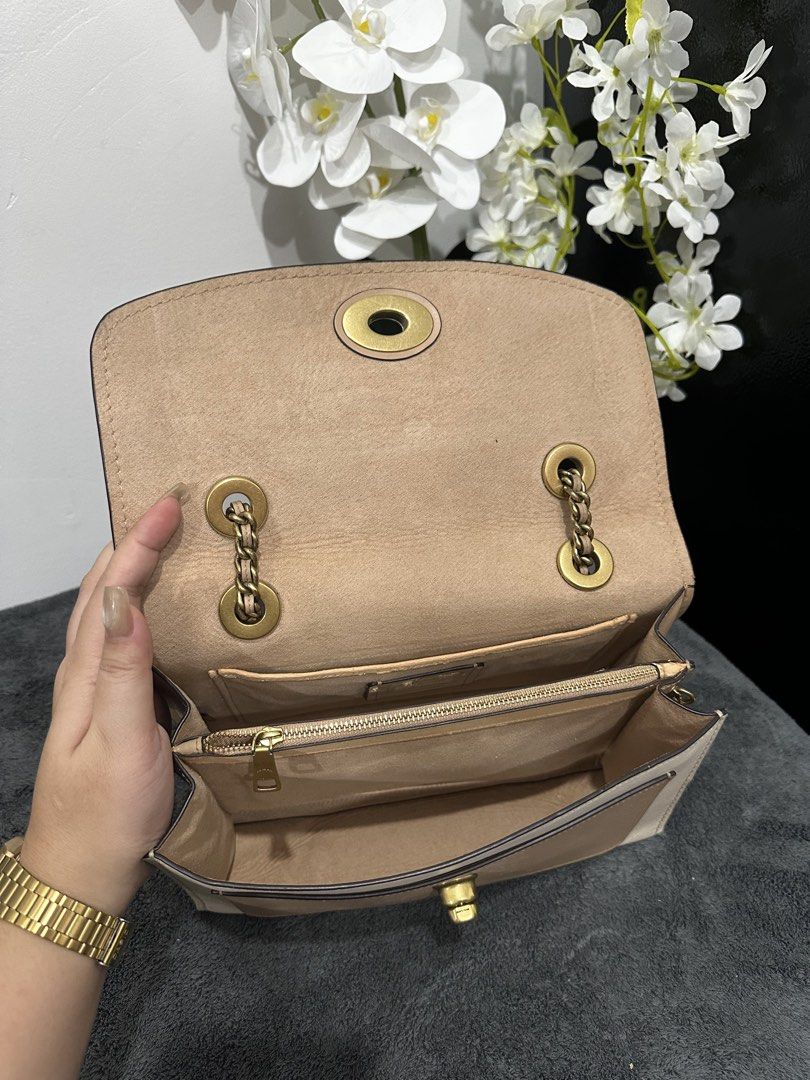 cöachh turnlock parker ✨ (Category: Cross-body Bags) located in Rizal. Submitted by raining_bags (Listing ID 1460562411, Image 3). Description: excellent condition aùthentic 💯.