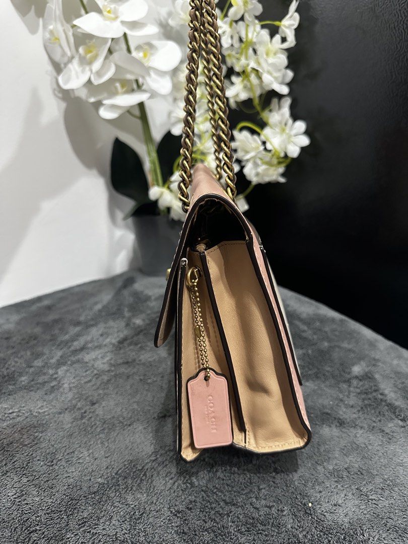 cöachh turnlock parker ✨ (Category: Cross-body Bags) located in Rizal. Submitted by raining_bags (Listing ID 1460562411, Image 2). Description: excellent condition aùthentic 💯.