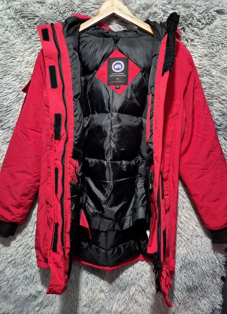 Canada Goose Snow Mantra Parka (Category: Coats, Jackets and Outerwear) located in Caloocan City. Submitted by jamestoledo30 (Listing ID 1460643788, Image 3). Description: DIMES L x W : 31 x 21 Fit for : M - L No issue COLOR RATE : 10/10 EXCELLENT CONDITION.