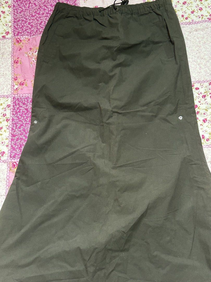 Cargo Skirt Style Dark Green Adjustable Strap (Category: Skirts) located in Valenzuela. Submitted by loveshecollection (Listing ID 1460590107, Image 1). Description: ⋆˚𝜗𝜚˚⋆ 🍒 size: xs-s max waist size: 29 condition: preloved 10/10 🧸 ✮ payment first policy ✮ no cancellations ✮ shipping varies per location ✮ Follow before mine.
