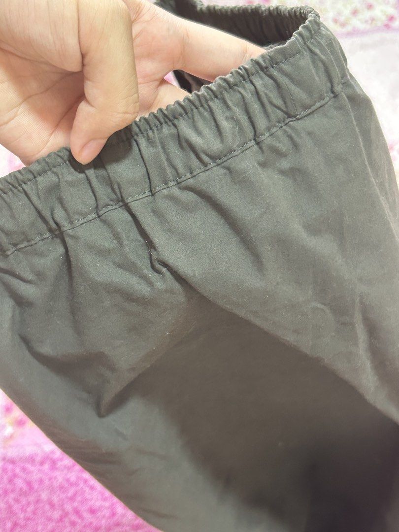 Cargo Skirt Style Dark Green Adjustable Strap (Category: Skirts) located in Valenzuela. Submitted by loveshecollection (Listing ID 1460590107, Image 2). Description: ⋆˚𝜗𝜚˚⋆ 🍒 size: xs-s max waist size: 29 condition: preloved 10/10 🧸 ✮ payment first policy ✮ no cancellations ✮ shipping varies per location ✮ Follow before mine.