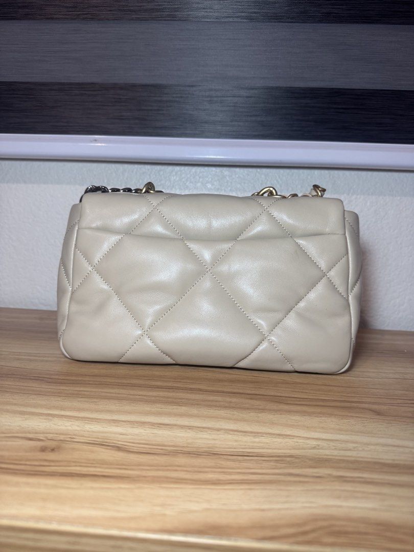 CC 19 (Category: Luxury Bags & Wallets) located in Manila. Submitted by miaou_finds (Listing ID 1460590231, Image 3). Description: .