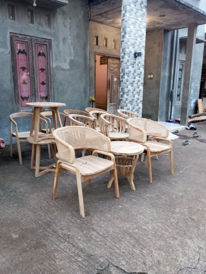 Chair from our resto preloved no issue (Category: Chairs) located in Manila. Submitted by zenbear.456af6 (Listing ID 1460514166, Image 3). Description: 100php each No issue Free hatid manila working bsp manila main daily that's why For sure buyer pls pm Loc smdc wind residences tower 2 .