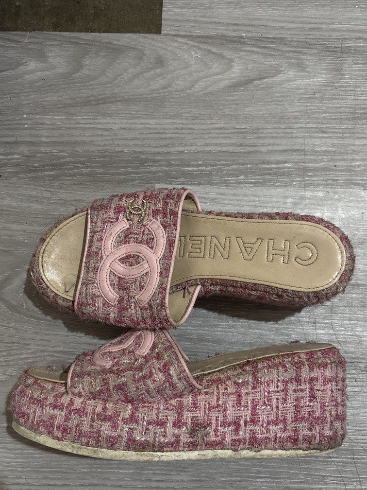 chanel (Category: Wedges) located in Manila. Submitted by aicayukiee (Listing ID 1460568807, Image 3). Description: madumi lang selling this cuz hindi kona nagagamit .