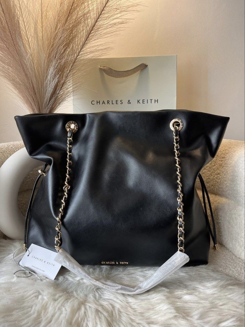 Charles & Keith Tote Bag - Black (Category: Tote Bags) located in Pasig City. Submitted by preloved.closet2 (Listing ID 1460703686, Image 1). Description: Fixed Price Add paperbag plus 80 .