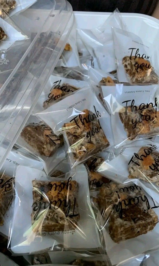 Choco S'mores (Category: Homemade Bakes) located in Makati City. Submitted by renzel_sweetbites (Listing ID 1460511528, Image 3). Description: Craving something sweet? Try our bite-sized S’mores—crispy and gooey, Perfect for dessert pang-regalo, o kahit pang give-aways 💛 ✅ Freshly made ✅Individually packed Sweet treat na swak sa kahit anong occasion—mapa-celebration man o simpleng cravings lang. PM for orders 📩.