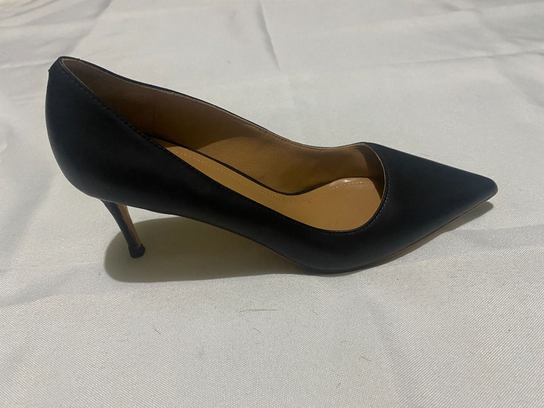Classic black leather pointed-toe pump size 34 (Category: Heels) located in Las Pinas. Submitted by ipickyou (Listing ID 1460597611, Image 3). Description: Classic black leather pointed-toe pump. heels 2 1/2 inches, .