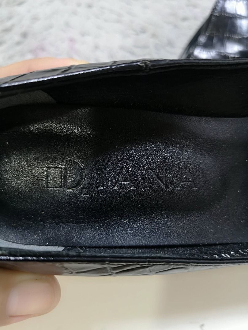 Classic Black textured Pointed Toe Stiletto Heel Pumps (Category: Heels) located in Santa Cruz. Submitted by jmy_surplus.2 (Listing ID 1460571072, Image 2). Description: Size ; 23.5cm Color ; Black Type ; Heels Brand ; No brand Material ; Leather Style ; Pointed Toe Stiletto Heels LR 172 JMY 1 Batch #219.