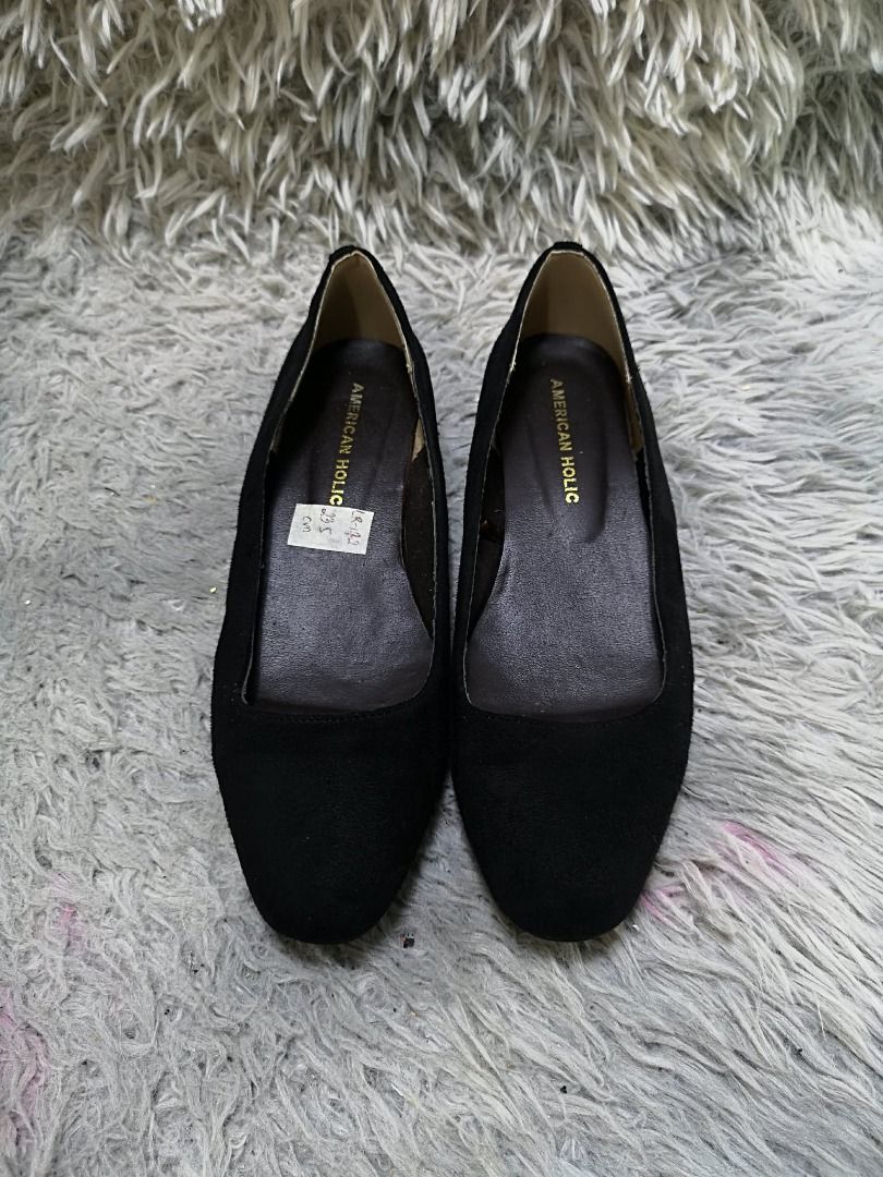 Classic Rounded Toe Design Ballet Flat Shoes (Category: Flats & Sandals) located in Santa Cruz. Submitted by jmy_surplus.2 (Listing ID 1460570059, Image 1). Description: Size ; 23.5cm Color ; Black Type ; Flats Brand ; No brand Material ; Leather Style ; Black Suede Flat Shoes LR 172 JMY 1 Batch #219.